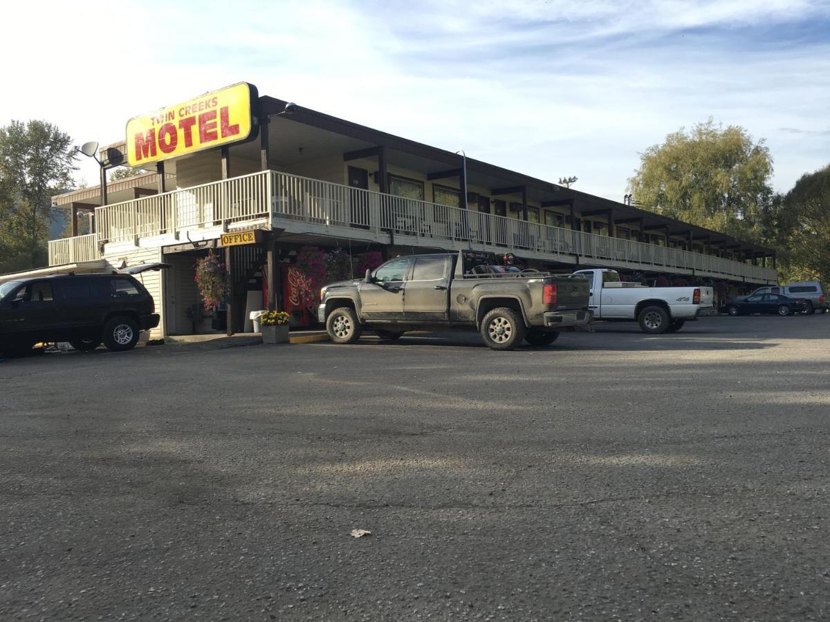 Twin Creeks Motel Lumby Exteriör bild