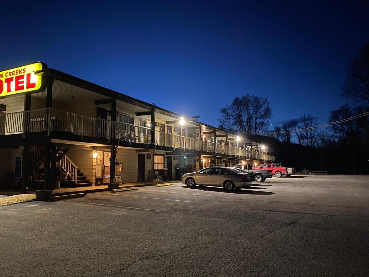 Twin Creeks Motel Lumby Exteriör bild